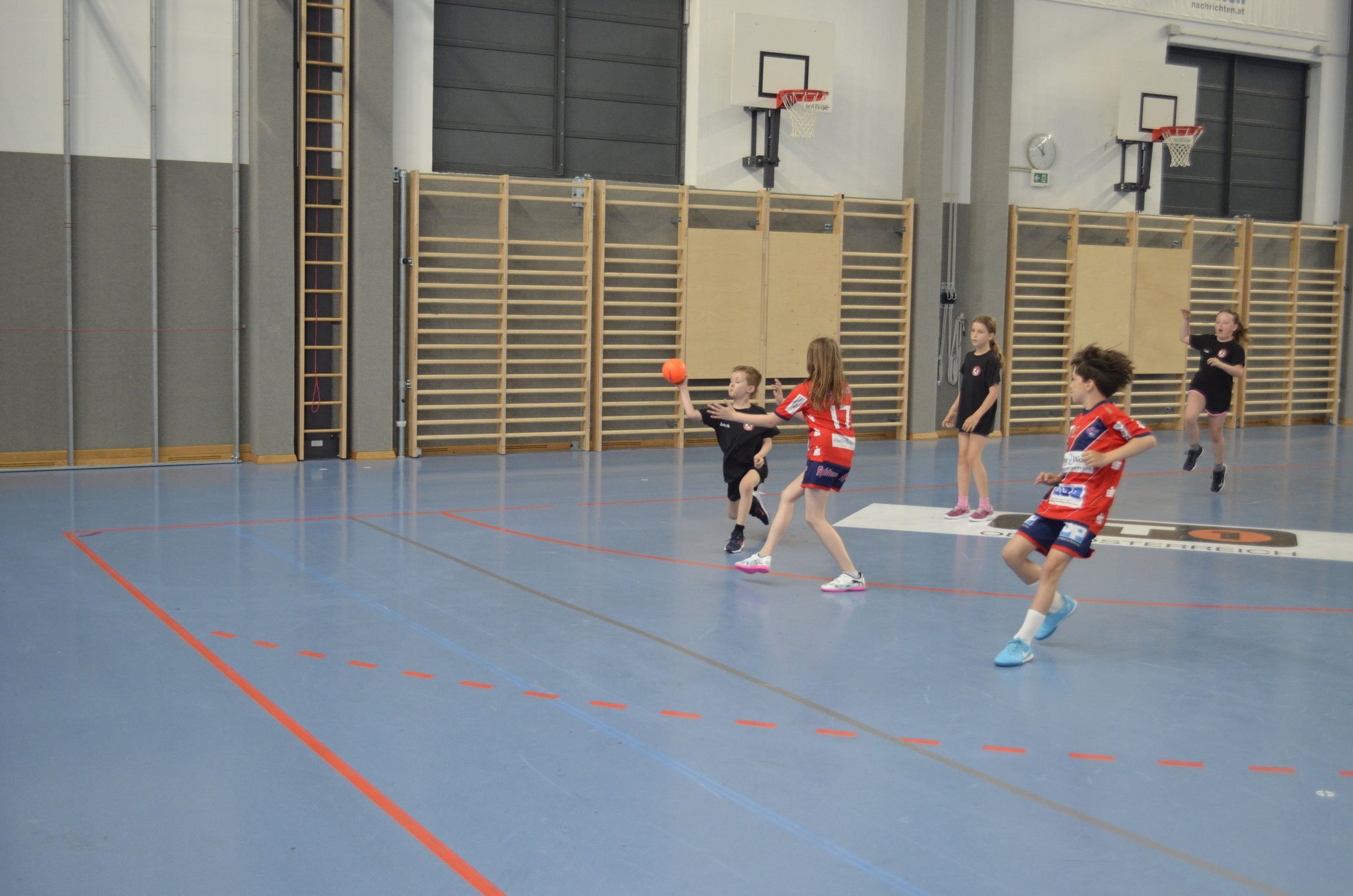 Minis überzeugen mit Teamgeist und Spielfreude beim Turnier in Linz (2/8)