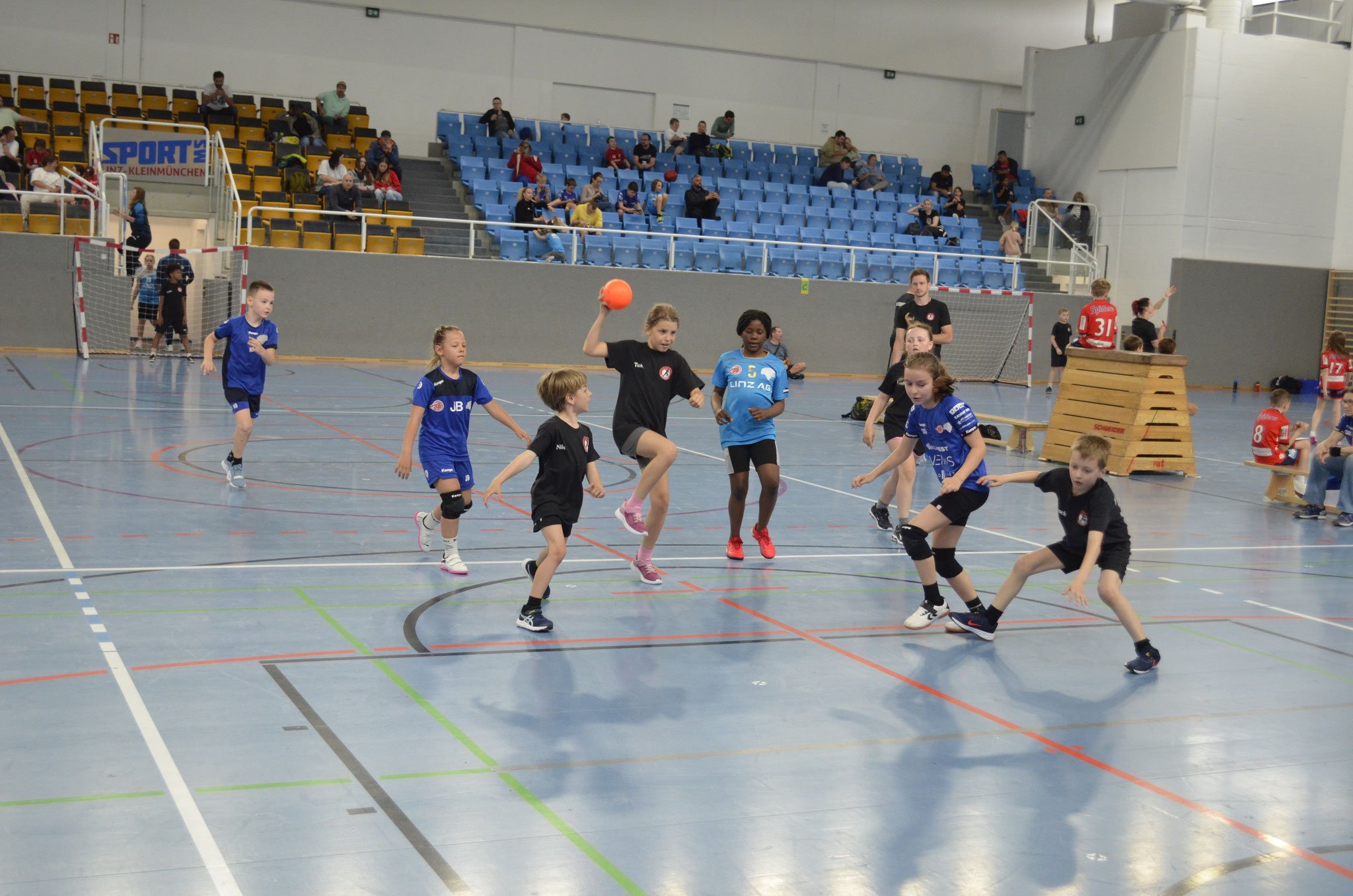 Minis überzeugen mit Teamgeist und Spielfreude beim Turnier in Linz (3/8)