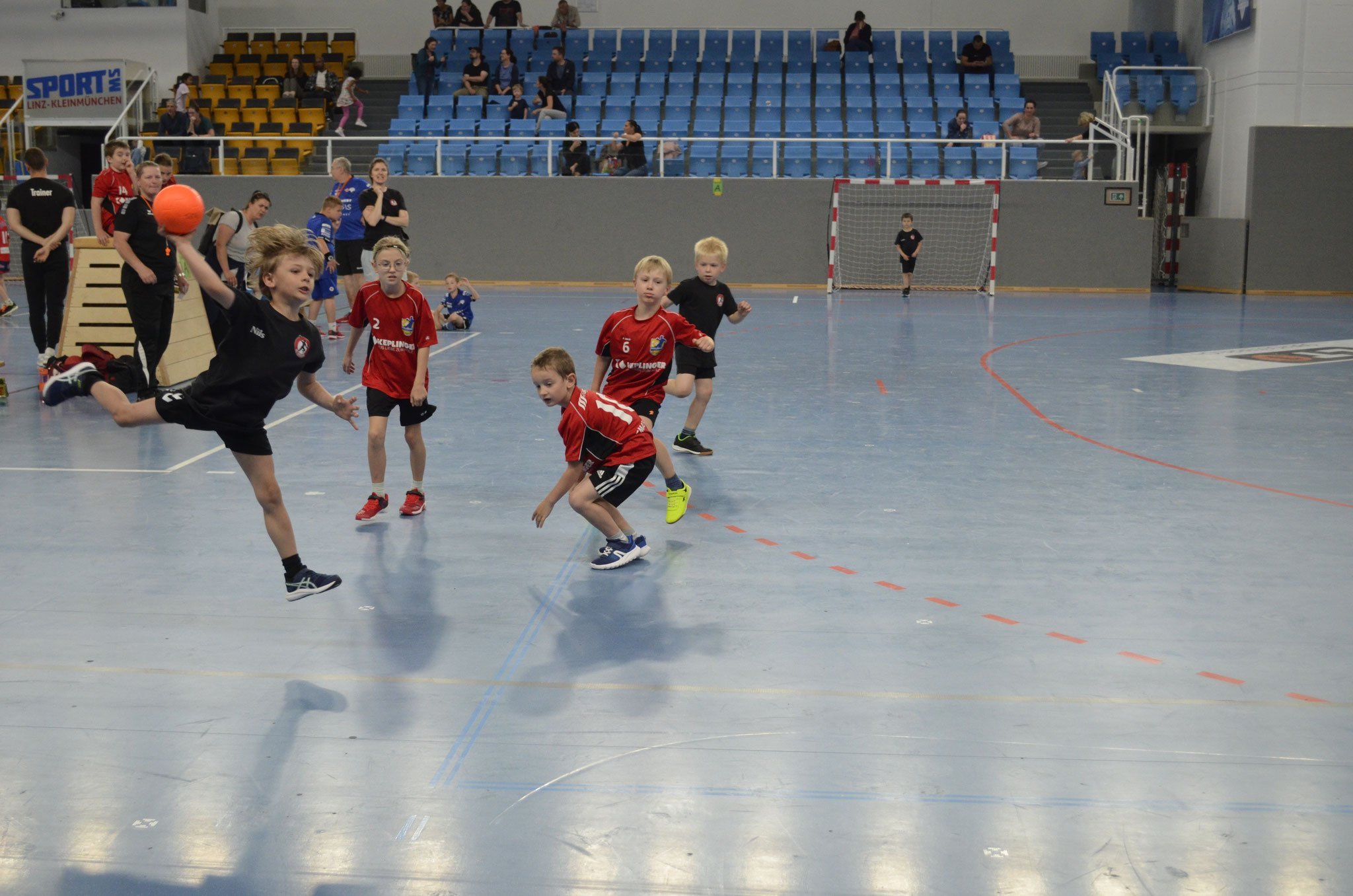 Minis überzeugen mit Teamgeist und Spielfreude beim Turnier in Linz (8/8)