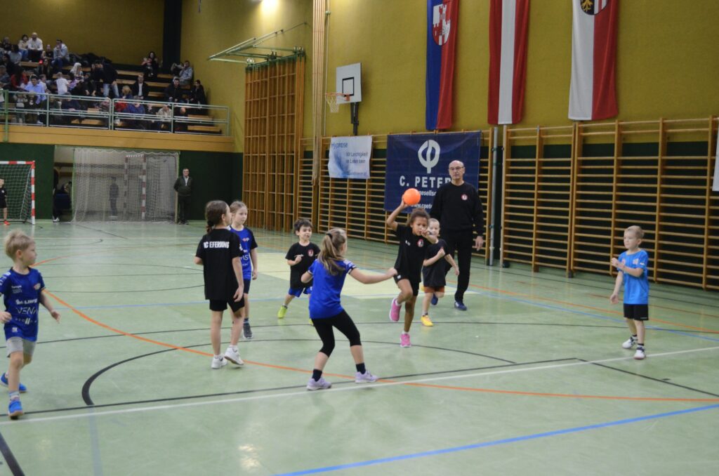 Minihandballturnier in Eferding begeistert Kinder und Fans