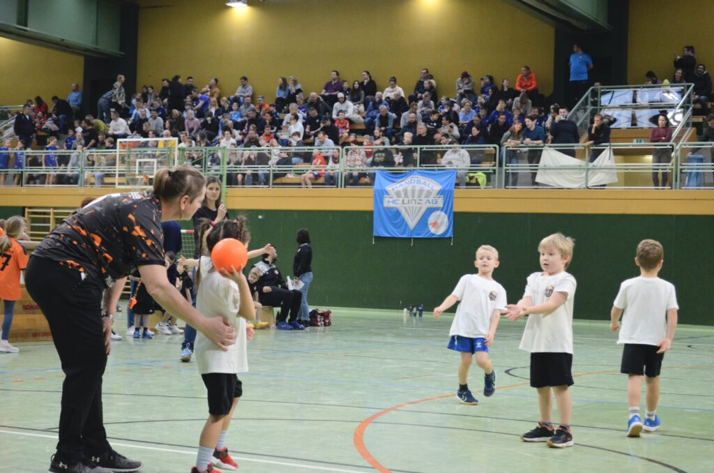 Minihandballturnier in Eferding begeistert Kinder und Fans