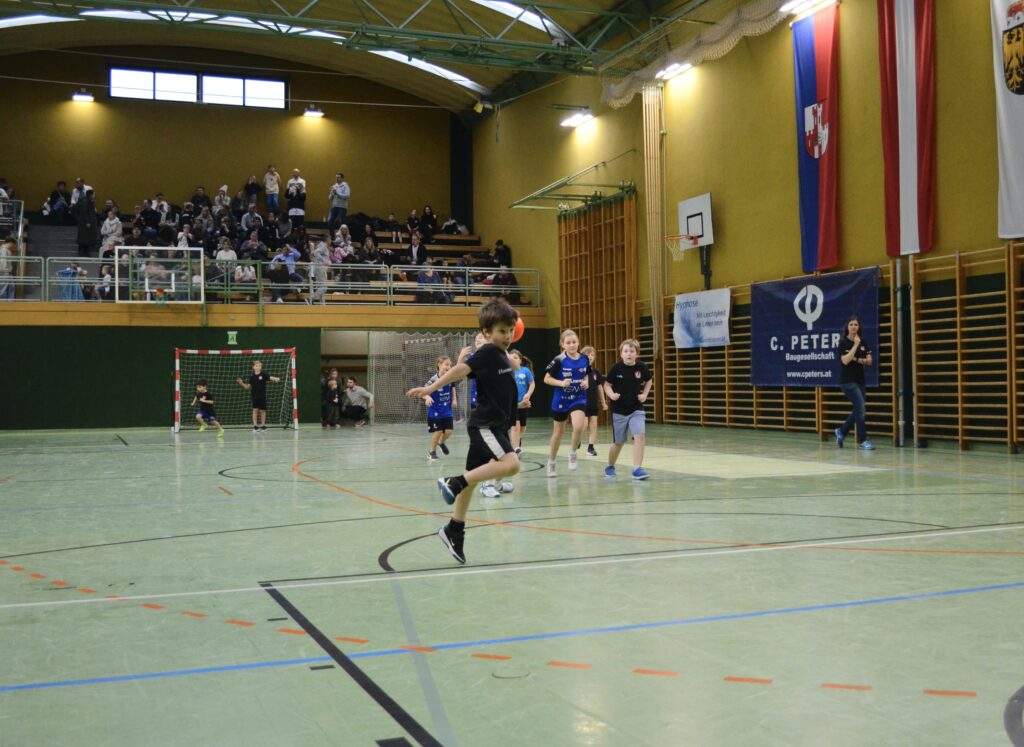 Minihandballturnier in Eferding begeistert Kinder und Fans