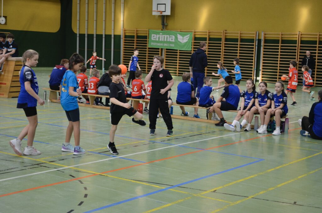 Minihandball Fest in Eferding begeistert Kinder, Publikum und Ehrengäste