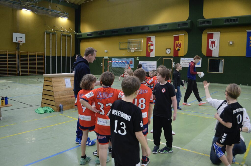 Minihandball Fest in Eferding begeistert Kinder, Publikum und Ehrengäste