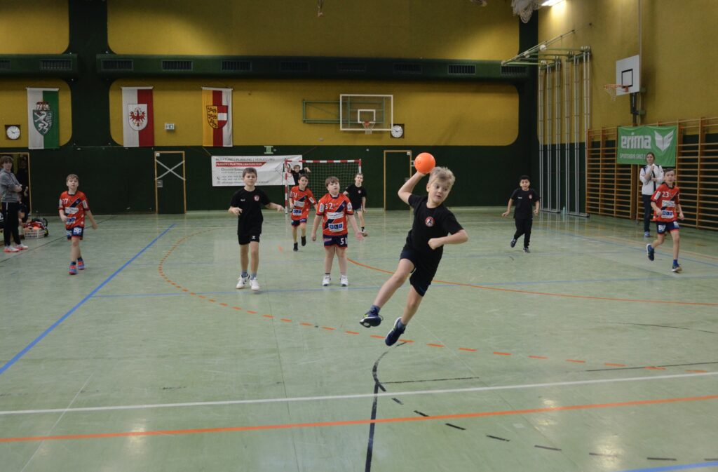 Minihandball Fest in Eferding begeistert Kinder, Publikum und Ehrengäste