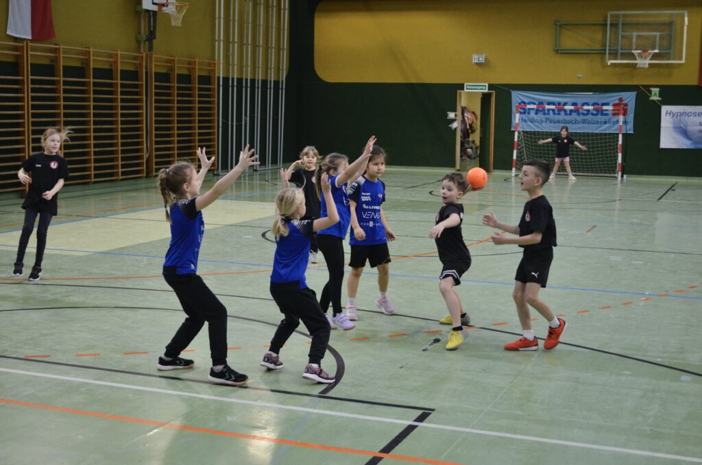 Minihandball Fest in Eferding begeistert Kinder, Publikum und Ehrengäste
