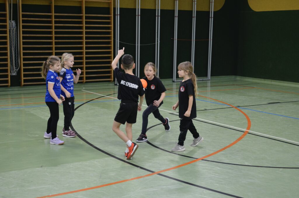 Minihandball Fest in Eferding begeistert Kinder, Publikum und Ehrengäste