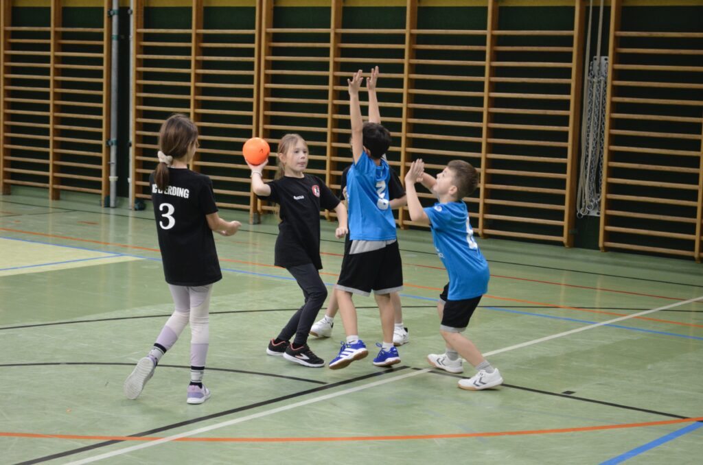 Minihandball Fest in Eferding begeistert Kinder, Publikum und Ehrengäste