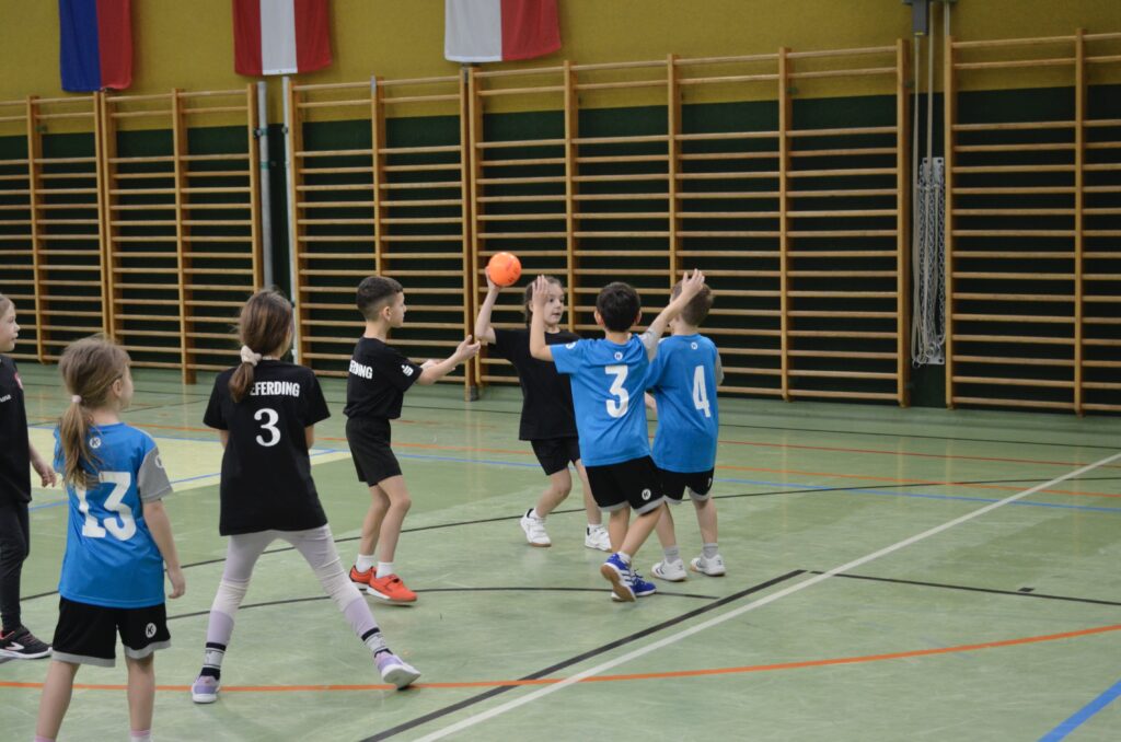 Minihandball Fest in Eferding begeistert Kinder, Publikum und Ehrengäste