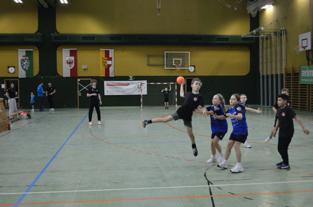 Minihandball Fest in Eferding begeistert Kinder, Publikum und Ehrengäste