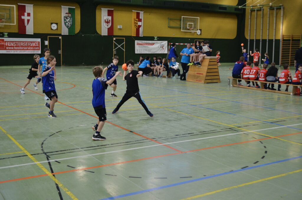 Minihandball Fest in Eferding begeistert Kinder, Publikum und Ehrengäste