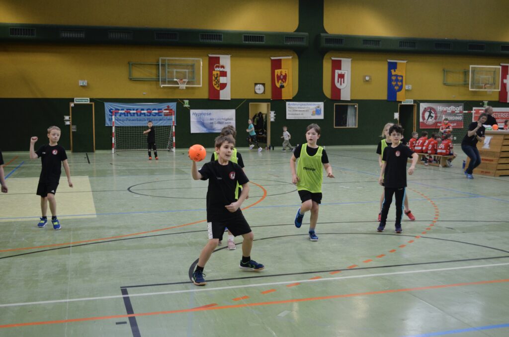 Minihandball Fest in Eferding begeistert Kinder, Publikum und Ehrengäste