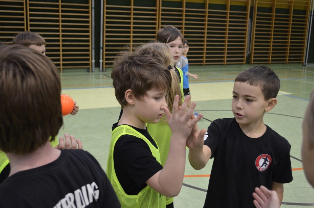 Minihandball Fest in Eferding begeistert Kinder, Publikum und Ehrengäste
