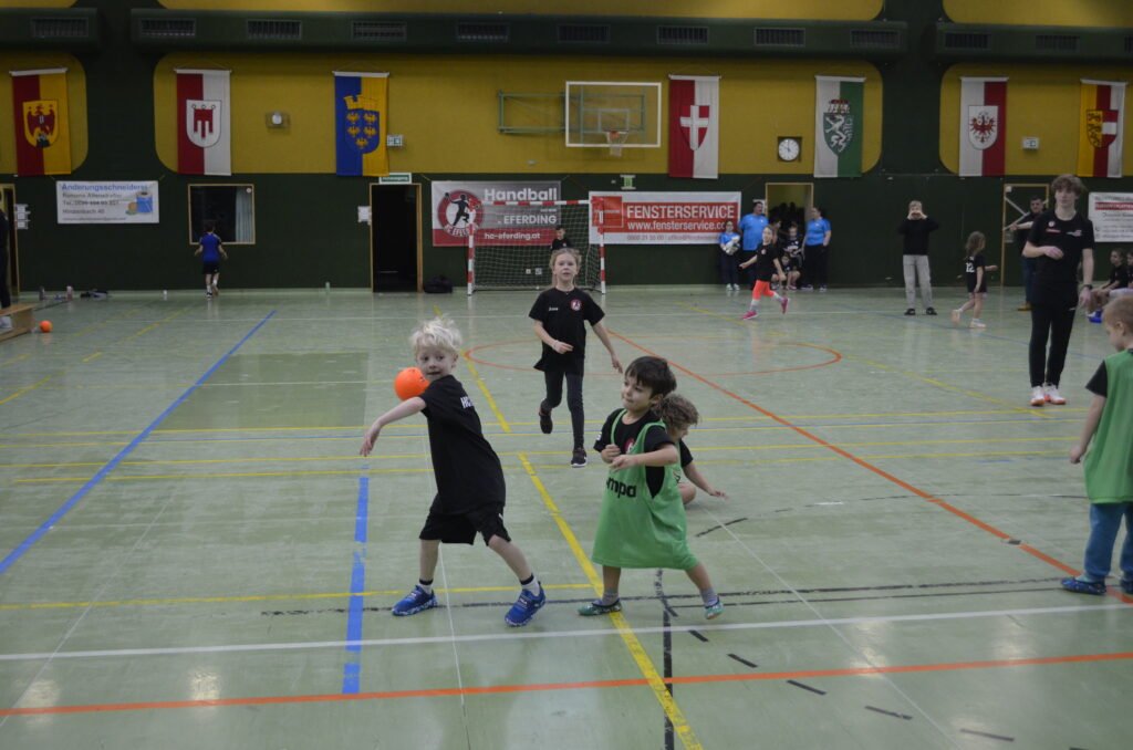 Minihandball Fest in Eferding begeistert Kinder, Publikum und Ehrengäste