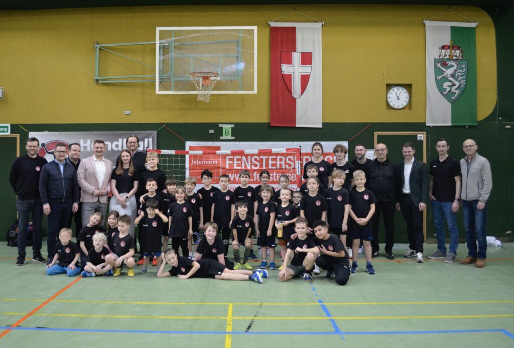 Minihandball Fest in Eferding begeistert Kinder, Publikum und Ehrengäste