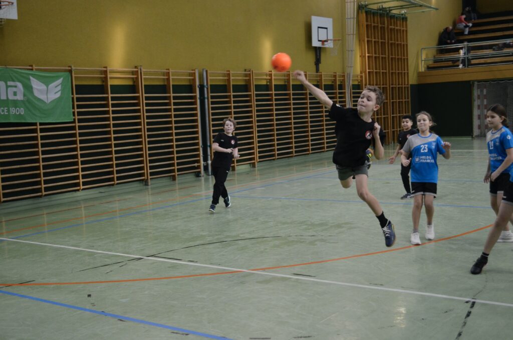 Minihandball Fest in Eferding begeistert Kinder, Publikum und Ehrengäste