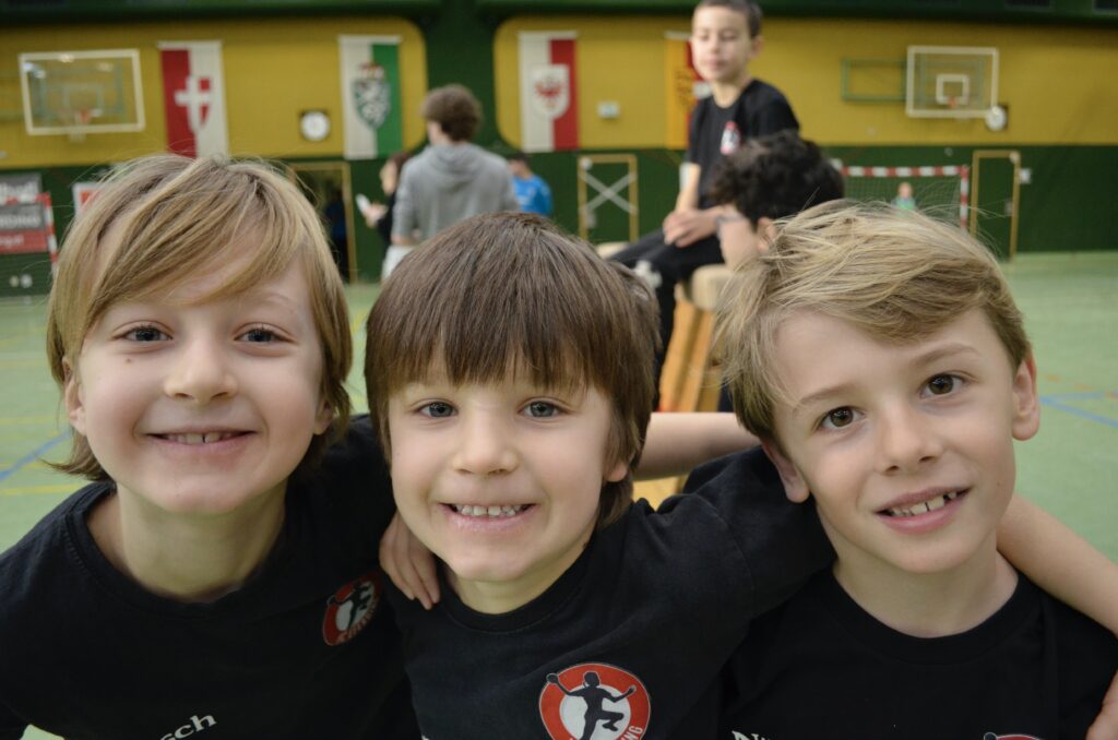 Minihandball Fest in Eferding begeistert Kinder, Publikum und Ehrengäste