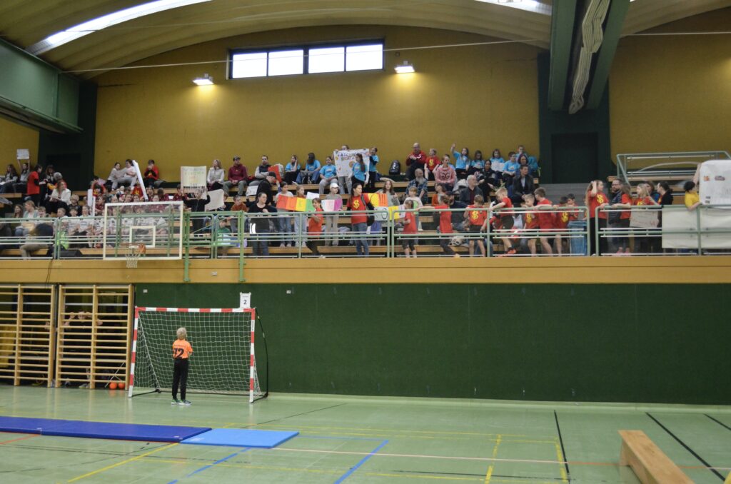 Mattenhandballturnier der Volksschulen begeistert junge Sportler
