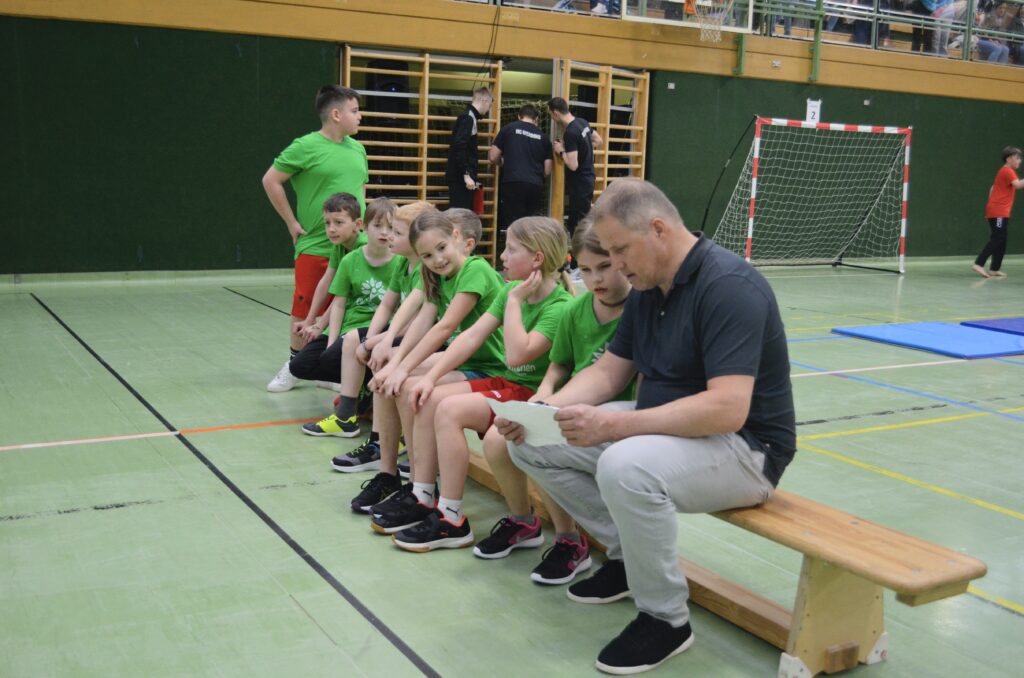 Mattenhandballturnier der Volksschulen begeistert junge Sportler