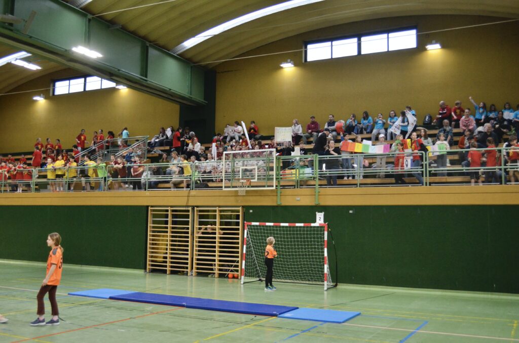 Mattenhandballturnier der Volksschulen begeistert junge Sportler
