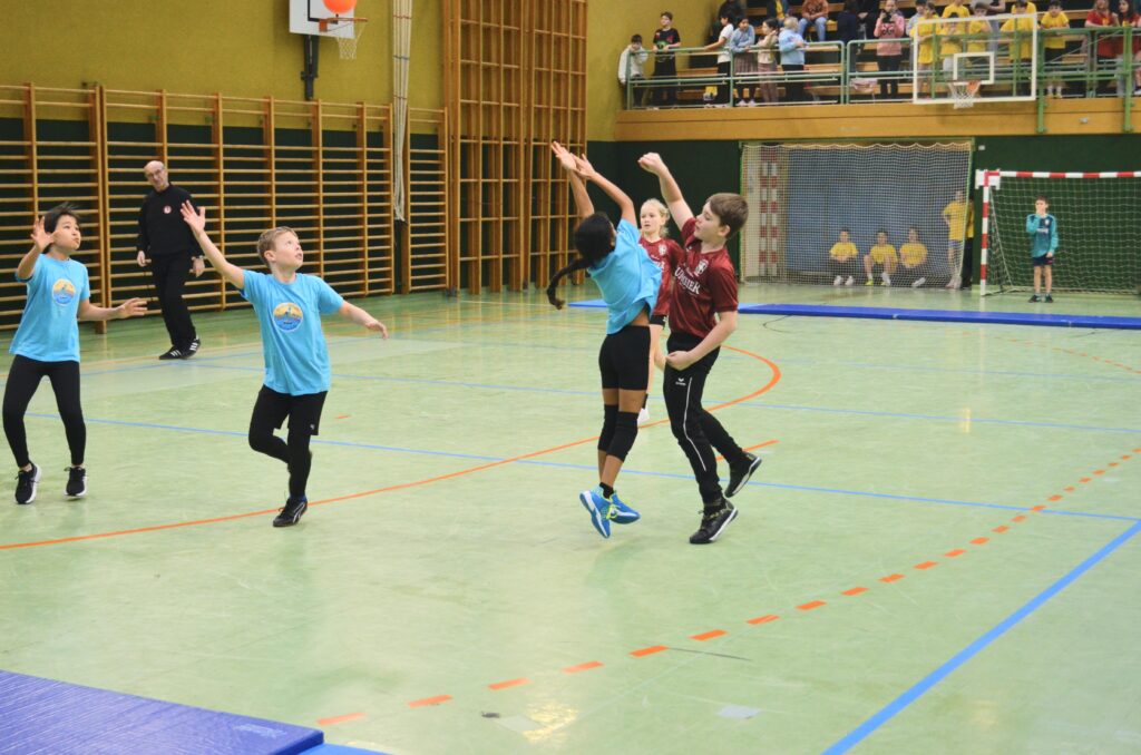 Mattenhandballturnier der Volksschulen begeistert junge Sportler