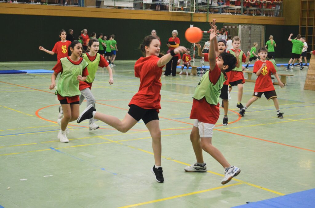 Mattenhandballturnier der Volksschulen begeistert junge Sportler