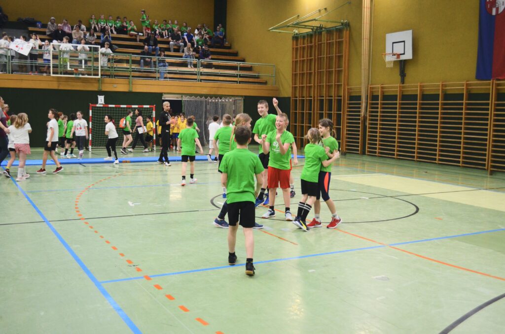 Mattenhandballturnier der Volksschulen begeistert junge Sportler