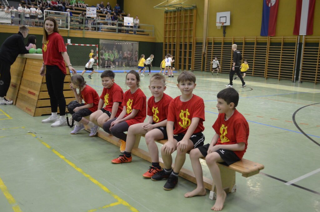 Mattenhandballturnier der Volksschulen begeistert junge Sportler