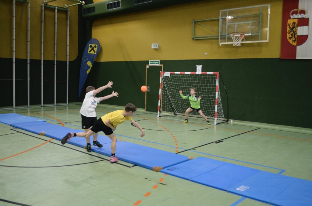 Mattenhandballturnier der Volksschulen begeistert junge Sportler