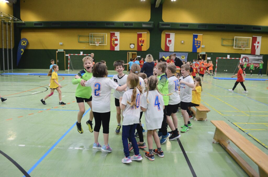 Mattenhandballturnier der Volksschulen begeistert junge Sportler