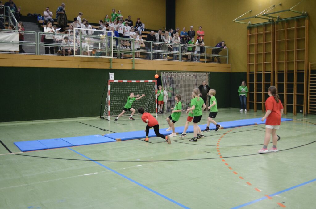 Mattenhandballturnier der Volksschulen begeistert junge Sportler