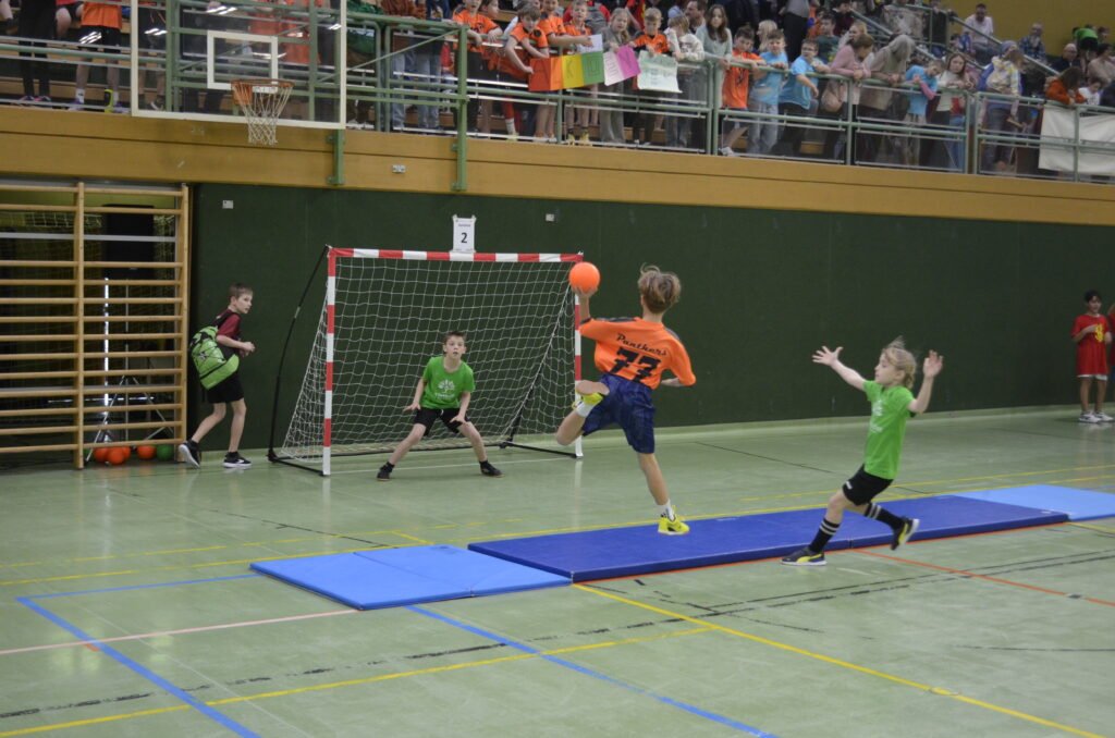 Mattenhandballturnier der Volksschulen begeistert junge Sportler