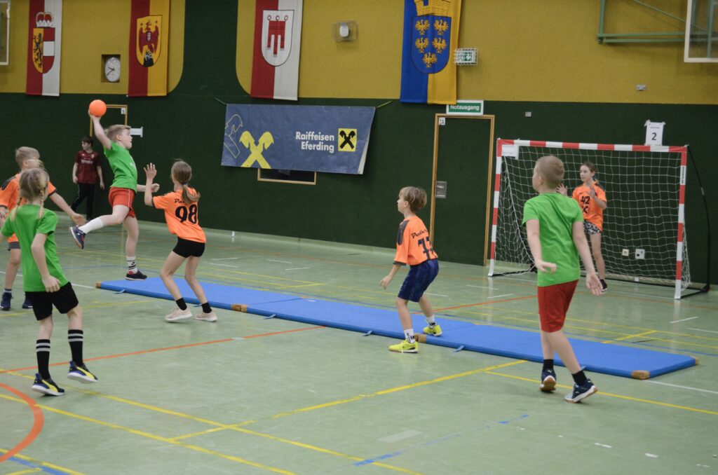 Mattenhandballturnier der Volksschulen begeistert junge Sportler