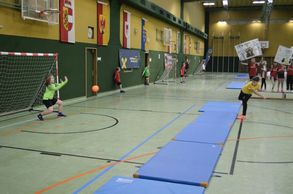 Mattenhandballturnier der Volksschulen begeistert junge Sportler