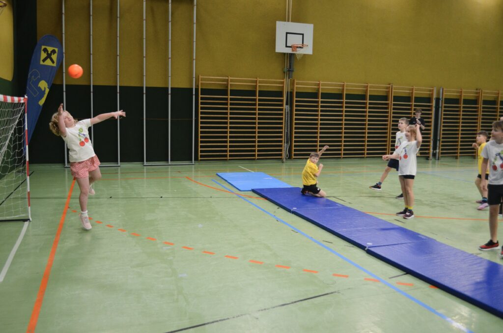 Mattenhandballturnier der Volksschulen begeistert junge Sportler