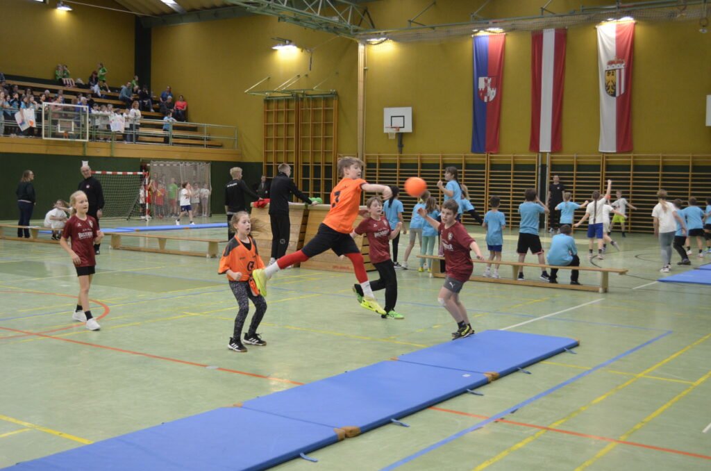 Mattenhandballturnier der Volksschulen begeistert junge Sportler