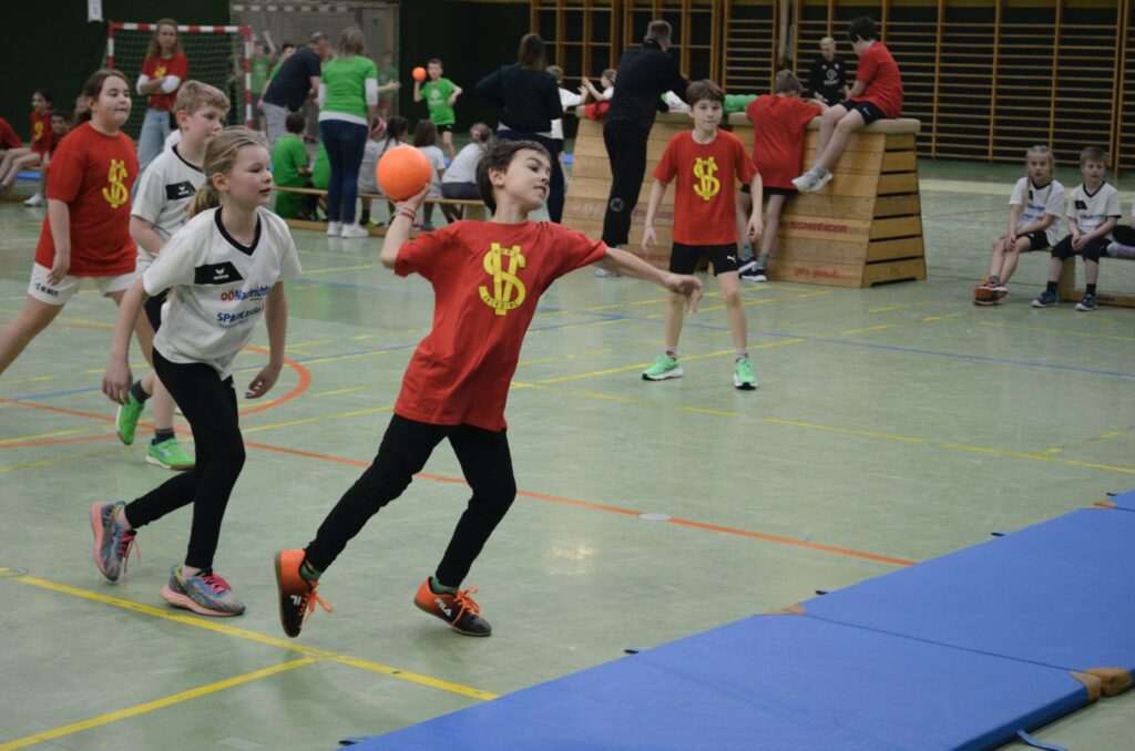 Mattenhandballturnier der Volksschulen begeistert junge Sportler