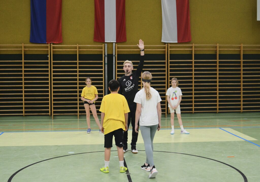 Mattenhandballturnier der Volksschulen begeistert junge Sportler