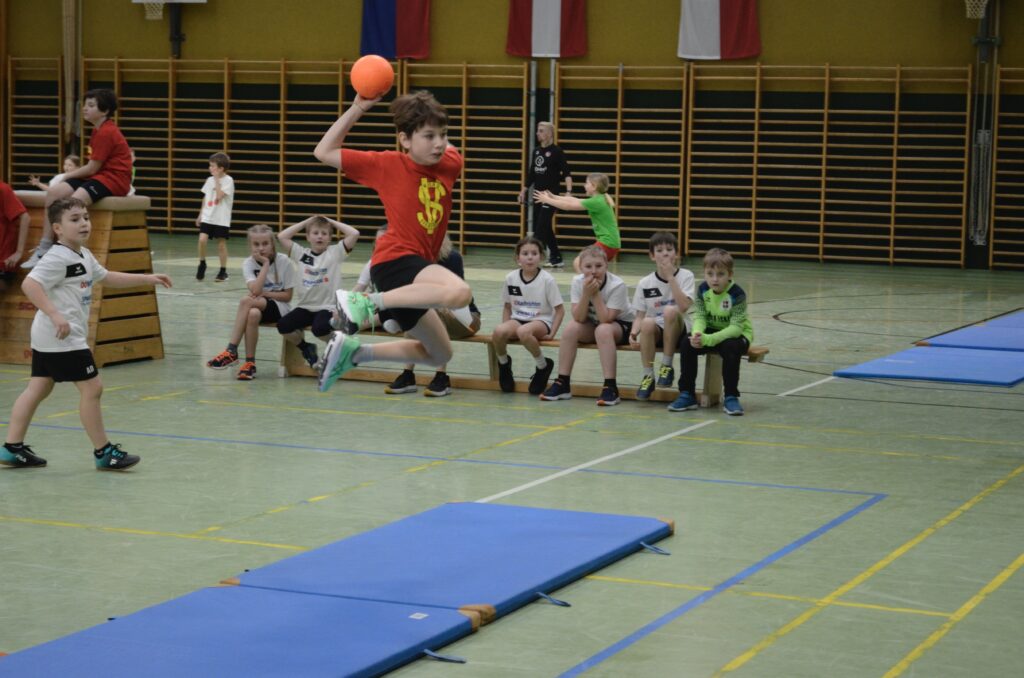 Mattenhandballturnier der Volksschulen begeistert junge Sportler