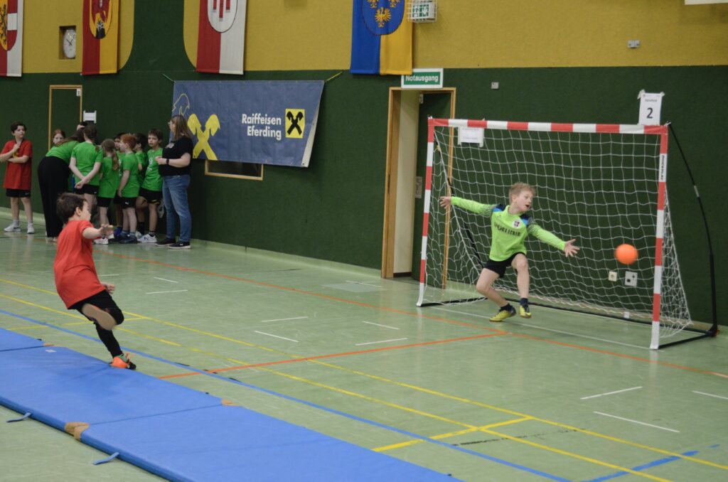 Mattenhandballturnier der Volksschulen begeistert junge Sportler