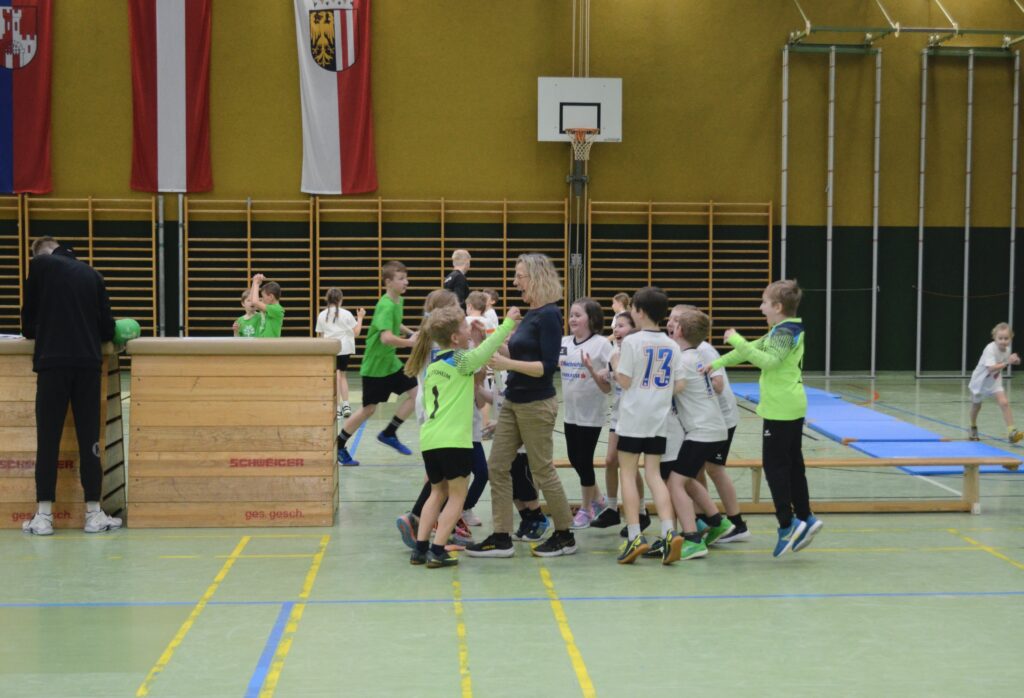 Mattenhandballturnier der Volksschulen begeistert junge Sportler