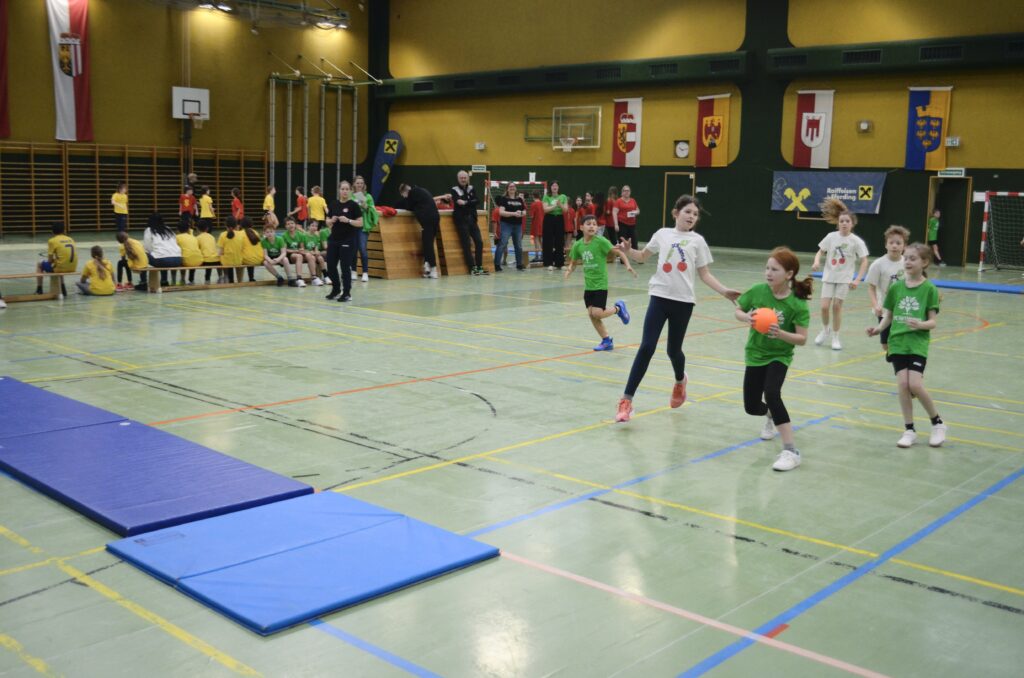 Mattenhandballturnier der Volksschulen begeistert junge Sportler