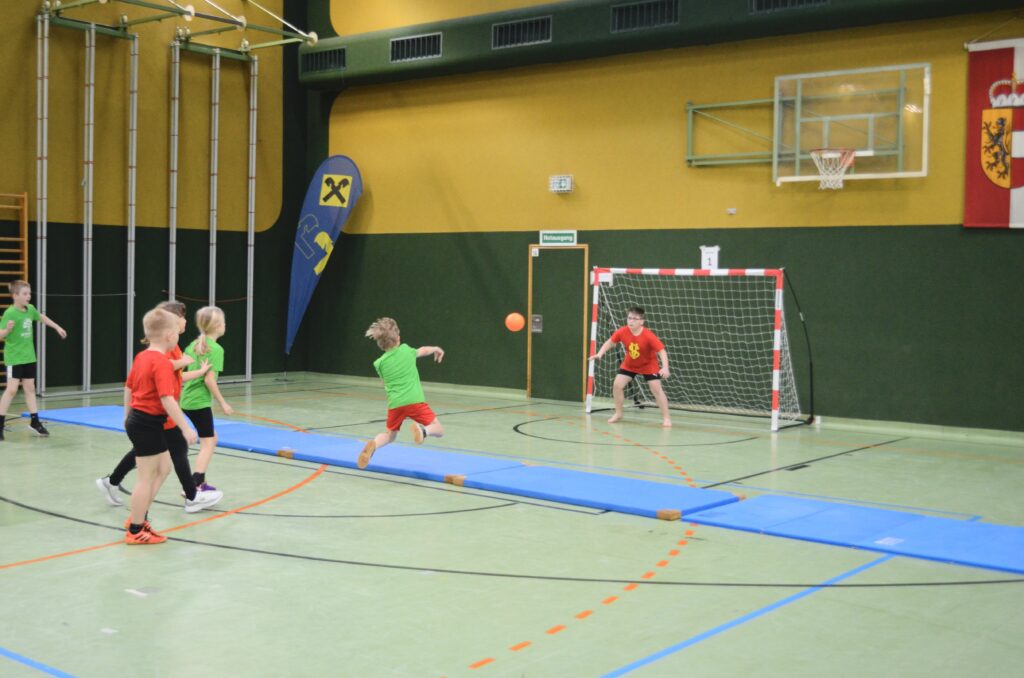 Mattenhandballturnier der Volksschulen begeistert junge Sportler