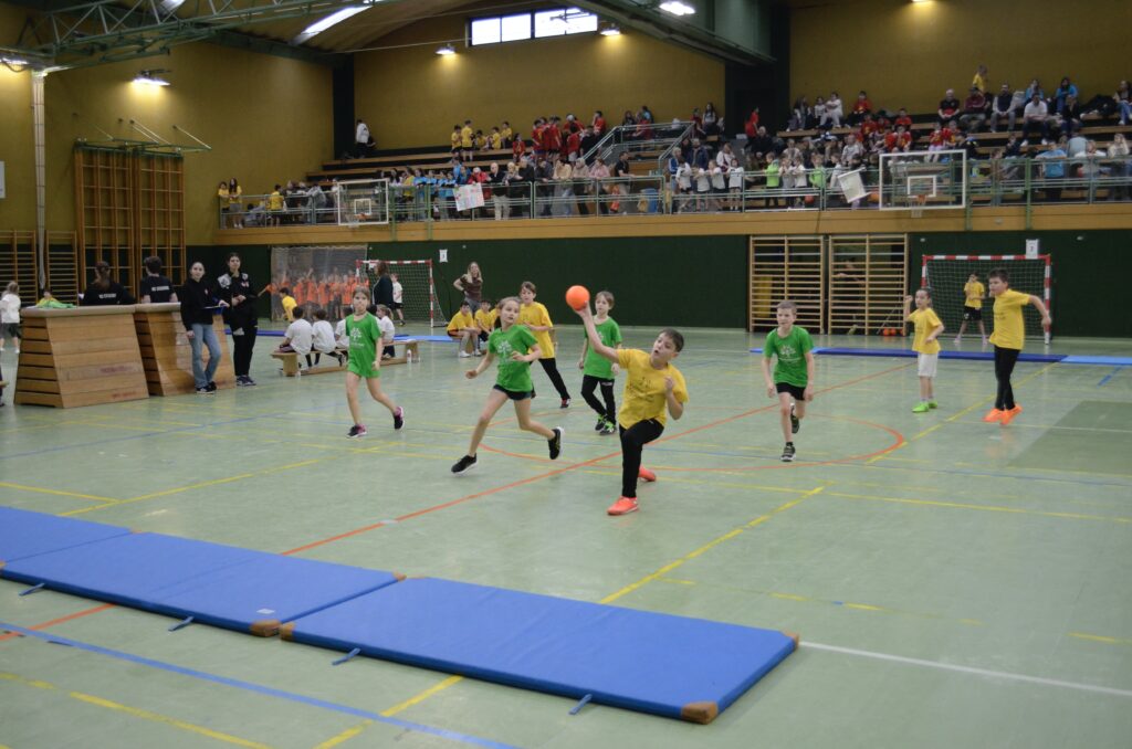 Mattenhandballturnier der Volksschulen begeistert junge Sportler