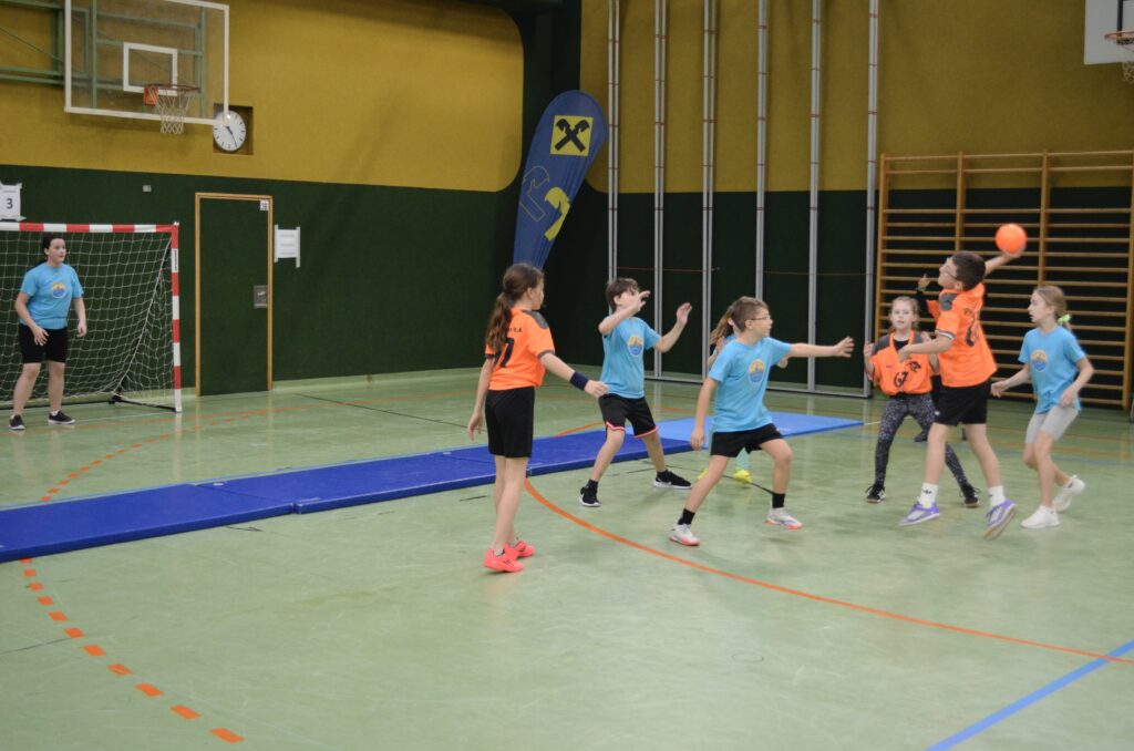 Mattenhandballturnier der Volksschulen begeistert junge Sportler