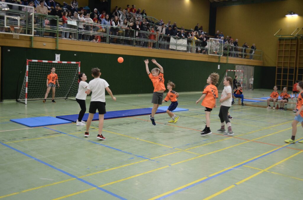 Mattenhandballturnier der Volksschulen begeistert junge Sportler