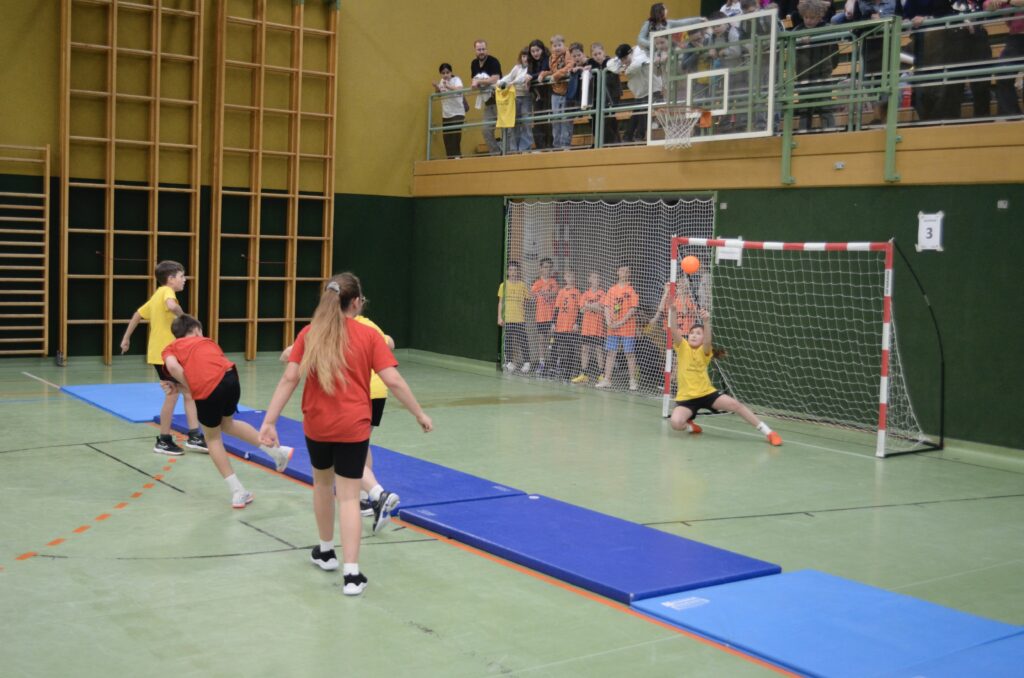 Mattenhandballturnier der Volksschulen begeistert junge Sportler