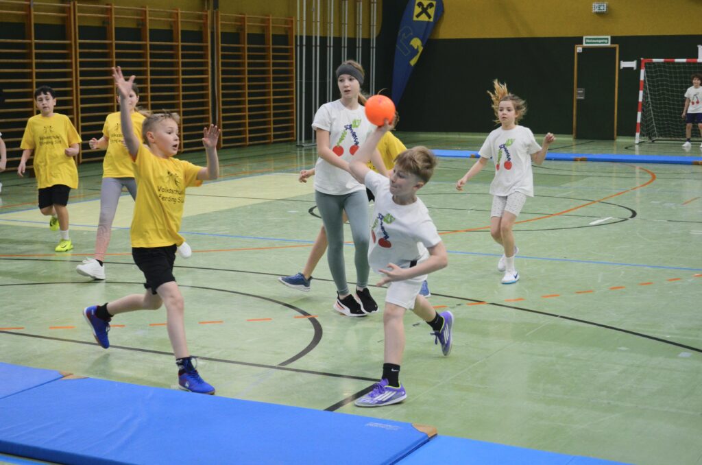 Mattenhandballturnier der Volksschulen begeistert junge Sportler