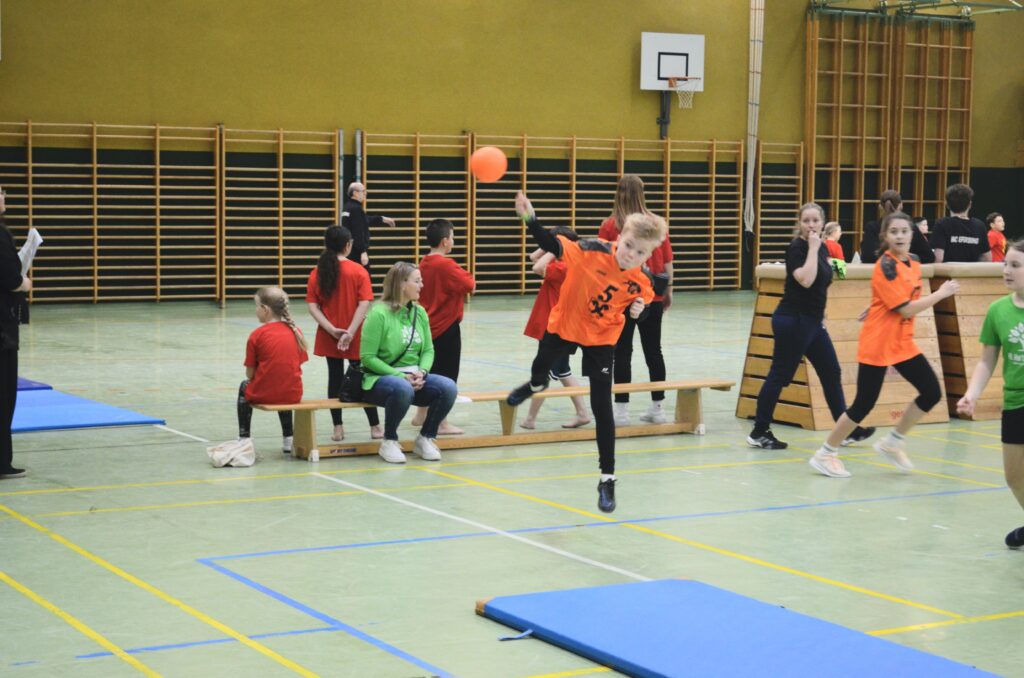 Mattenhandballturnier der Volksschulen begeistert junge Sportler