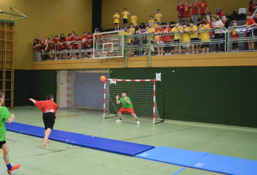 Mattenhandballturnier der Volksschulen begeistert junge Sportler